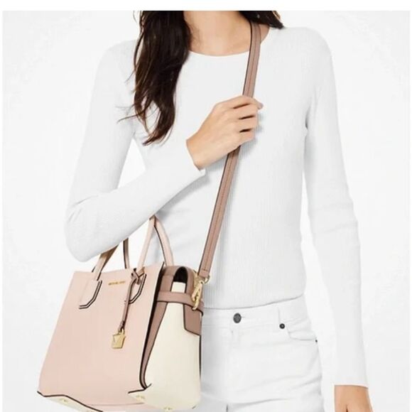 Michael Kors Mercer bag

Michael Kors Blush Pink Satchel with Gold Details - Picture 5 of 11